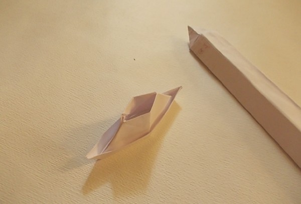 Como fazer uma espada do papel com suas próprias mãos