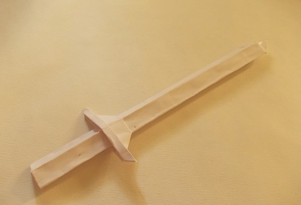Como fazer uma espada do papel com suas próprias mãos