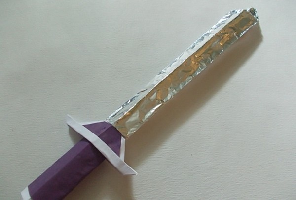 Como fazer uma espada do papel com suas próprias mãos