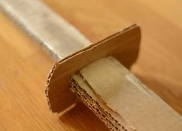 Como fazer uma espada do papel com suas próprias mãos