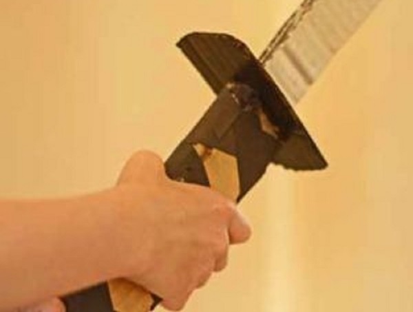 Como fazer uma espada do papel com suas próprias mãos