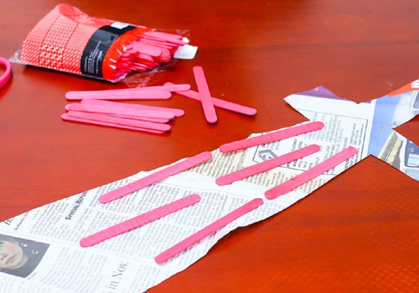 Como fazer uma espada do papel com suas próprias mãos