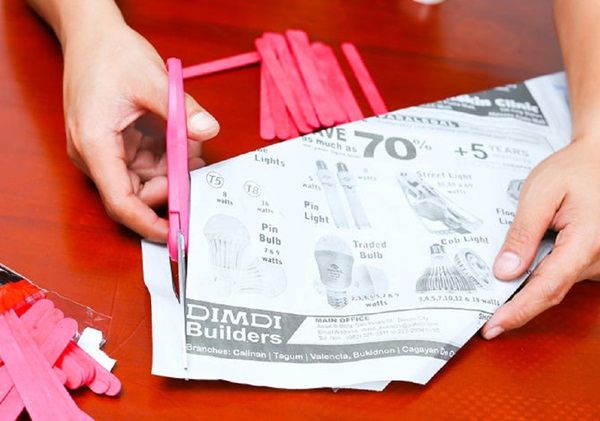 Como fazer uma espada do papel com suas próprias mãos