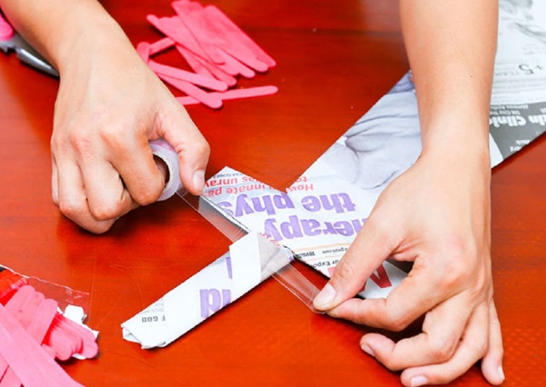 Como fazer uma espada do papel com suas próprias mãos