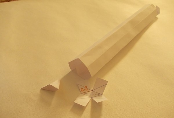 Como fazer uma espada do papel com suas próprias mãos