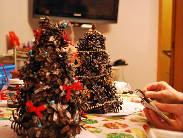 decorando a árvore de natal