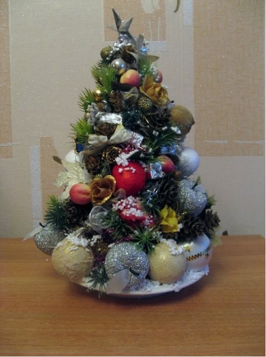Como fazer uma árvore de Natal de cones, uma aula mestre com uma foto