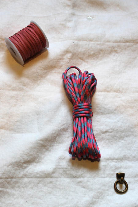 Pulseira com um cordão largo e tiras de couro