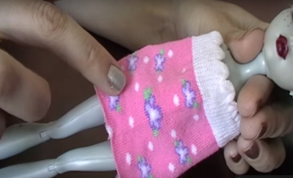 Como costurar roupas de boneca com suas próprias mãos