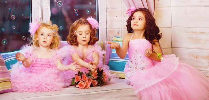 Como costurar um vestido para uma menina para uma performance matinal