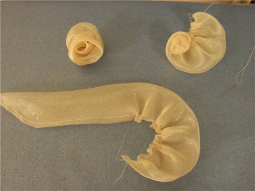 Como costurar um vestido para uma menina para uma performance matinal