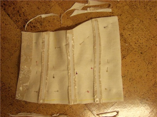 Como costurar um vestido para uma menina para uma performance matinal