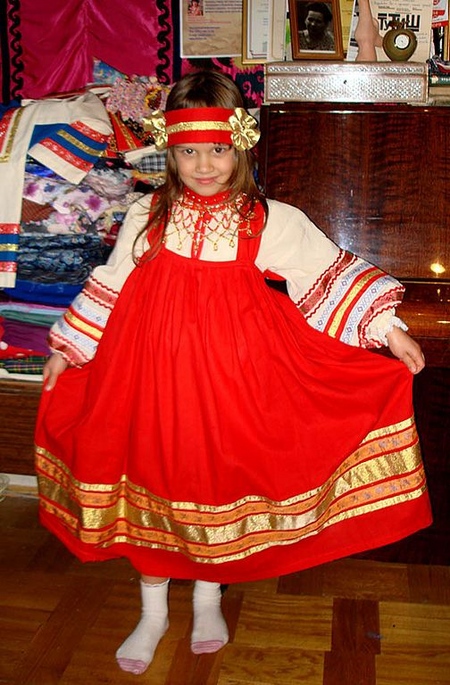 Como costurar um sarafan para uma menina de estilo popular