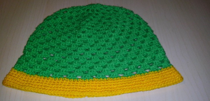 Como amarrar um crochet de boné de bebê de verão. Classe de mestrado em tricô de chapéus de verão para crianças