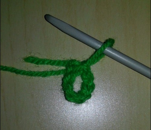 Como amarrar um crochet de boné de bebê de verão. Classe de mestrado em tricô de chapéus de verão para crianças