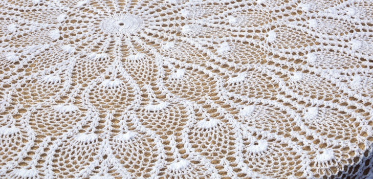Toalha de mesa aberta crocheted