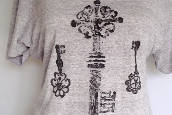 Como decorar uma camiseta com suas próprias mãos