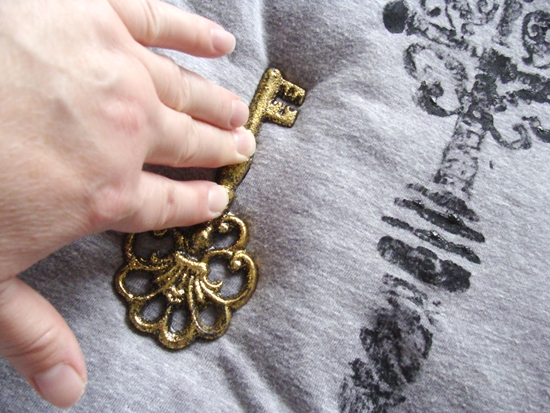 Como decorar uma camiseta com suas próprias mãos