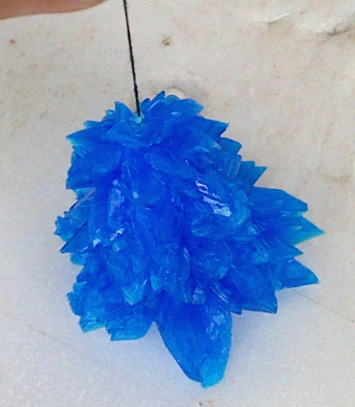Como cultivar um cristal de sal em casa