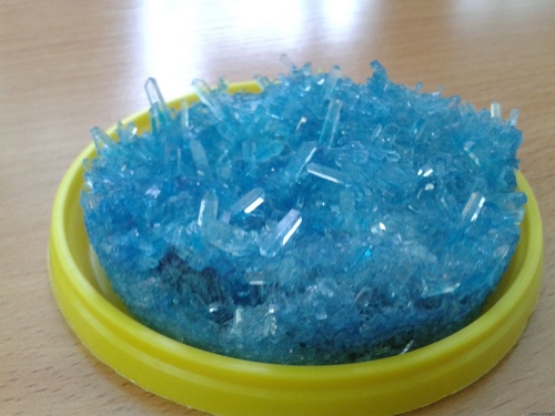 Como cultivar um cristal de sal em casa