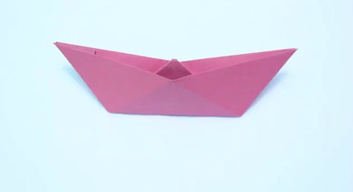 Um barco de papel feito de papel, o esquema