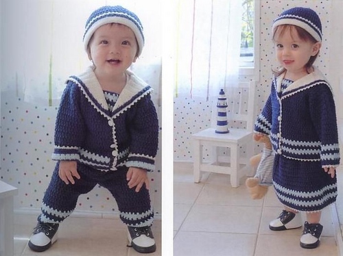 O terno do marinheiro com as próprias mãos para seu filho ou filha