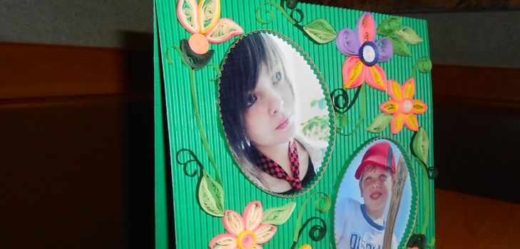 Quilling o quadro para fotos com suas próprias mãos