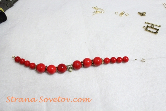 Master Class: Um conjunto de pulseira e brincos de coral