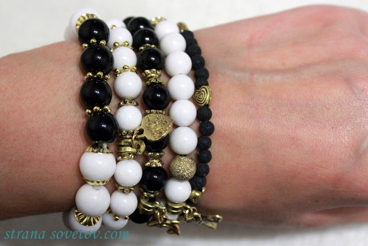 Um conjunto de pulseiras de pérolas em elástico: ágata e lava