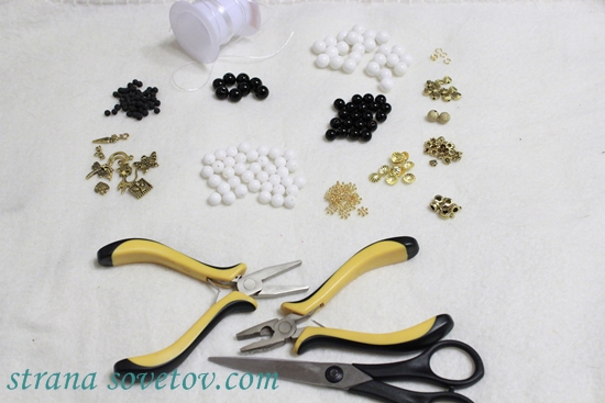 Um conjunto de pulseiras de pérolas em elástico: ágata e lava