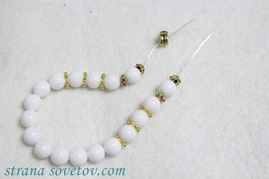 Um conjunto de pulseiras de pérolas em elástico: ágata e lava