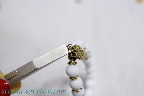 Um conjunto de pulseiras de pérolas em elástico: ágata e lava
