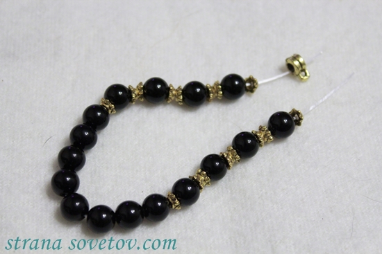 Um conjunto de pulseiras de pérolas em elástico: ágata e lava