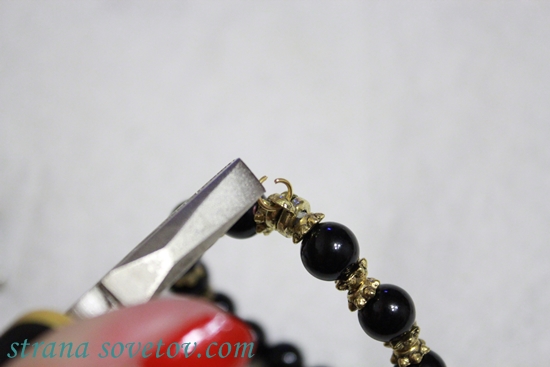 Um conjunto de pulseiras de pérolas em elástico: ágata e lava