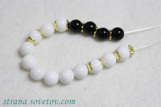 Um conjunto de pulseiras de pérolas em elástico: ágata e lava