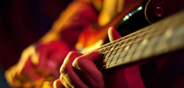 Como aprender a tocar músicas no violão?