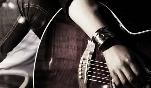 Como aprender a tocar músicas no violão?