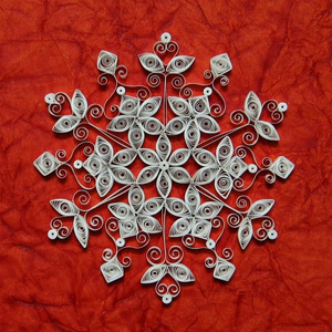 Artesanato de Ano Novo feito de papel. Quilling