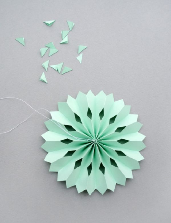 Lindos flocos de neve para o Ano Novo de 2017 com suas próprias mãos de papel - diagramas e fotos em etapas. Aulas de mestrado para crianças em grandes flocos de neve na técnica de origami