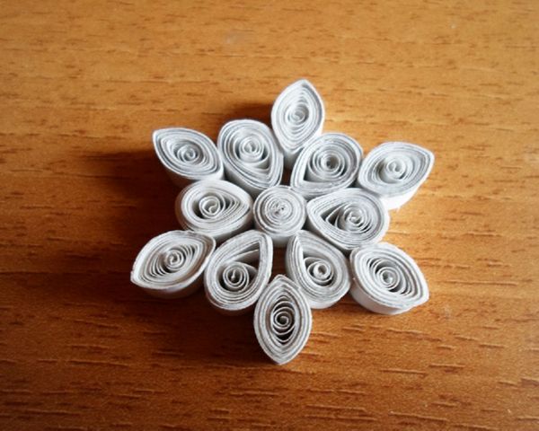 Lindos flocos de neve para o Ano Novo de 2017 com suas próprias mãos de papel - diagramas e fotos em etapas. Aulas de mestrado para crianças em grandes flocos de neve na técnica de origami