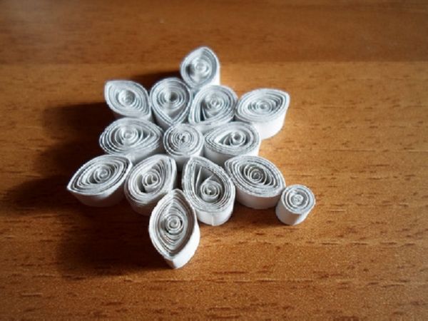 Lindos flocos de neve para o Ano Novo de 2017 com suas próprias mãos de papel - diagramas e fotos em etapas. Aulas de mestrado para crianças em grandes flocos de neve na técnica de origami