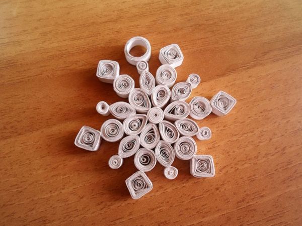 Lindos flocos de neve para o Ano Novo de 2017 com suas próprias mãos de papel - diagramas e fotos em etapas. Aulas de mestrado para crianças em grandes flocos de neve na técnica de origami