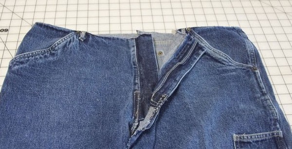 Costumamos roupas para mulheres gravidas de mãos dadas - uma saia, um vestido, uma calça Costumamos roupas para mulheres gravidas de mãos dadas - uma saia, um vestido, uma calça