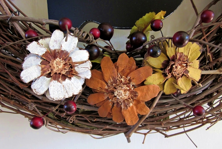 Artesanato de outono feito de galhos com suas próprias mãos