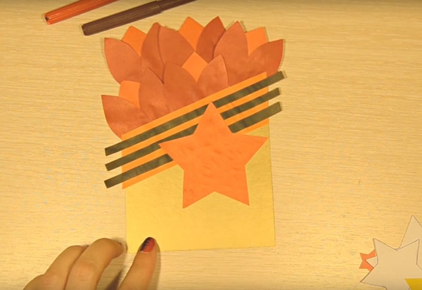 Cartão postal em 9 de maio com suas próprias mãos