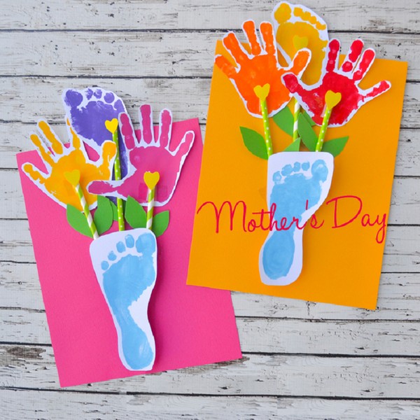 Cartão para o Dia das Mães com as próprias mãos, aulas magistrais com fotos para o jardim de infância e 1-3 notas