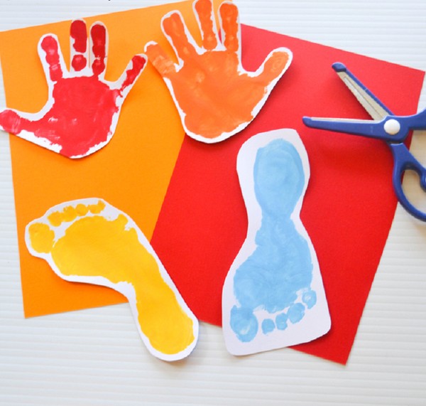 Cartão para o Dia das Mães com as próprias mãos, aulas magistrais com fotos para o jardim de infância e 1-3 notas