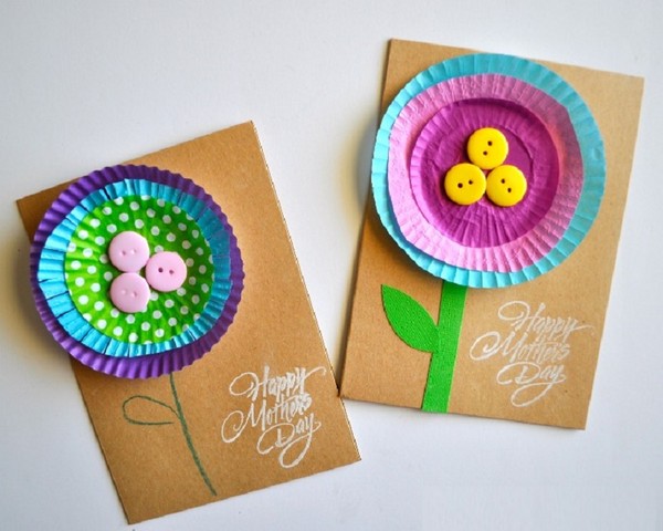 Cartão para o Dia das Mães com as próprias mãos, aulas magistrais com fotos para o jardim de infância e 1-3 notas