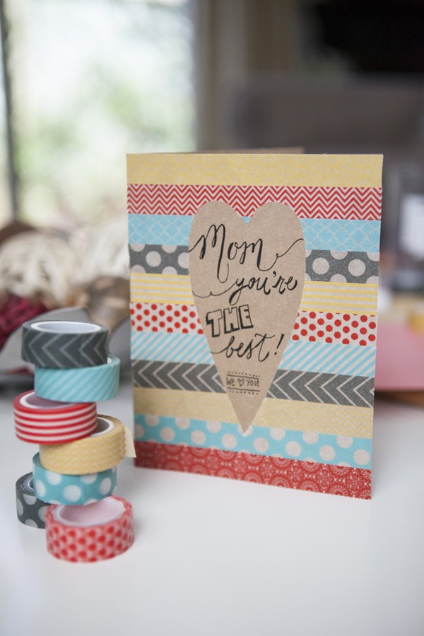 Cartão para o Dia das Mães com as próprias mãos, aulas magistrais com fotos para o jardim de infância e 1-3 notas