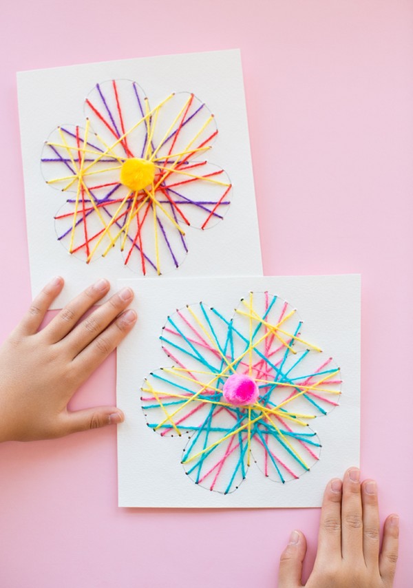Cartão para o Dia das Mães com as próprias mãos, aulas magistrais com fotos para o jardim de infância e 1-3 notas